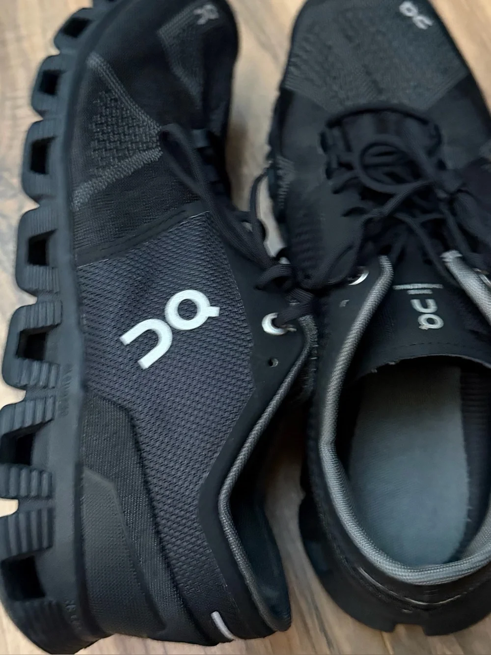 OC On Cloud running men’s black sneakers 9.5